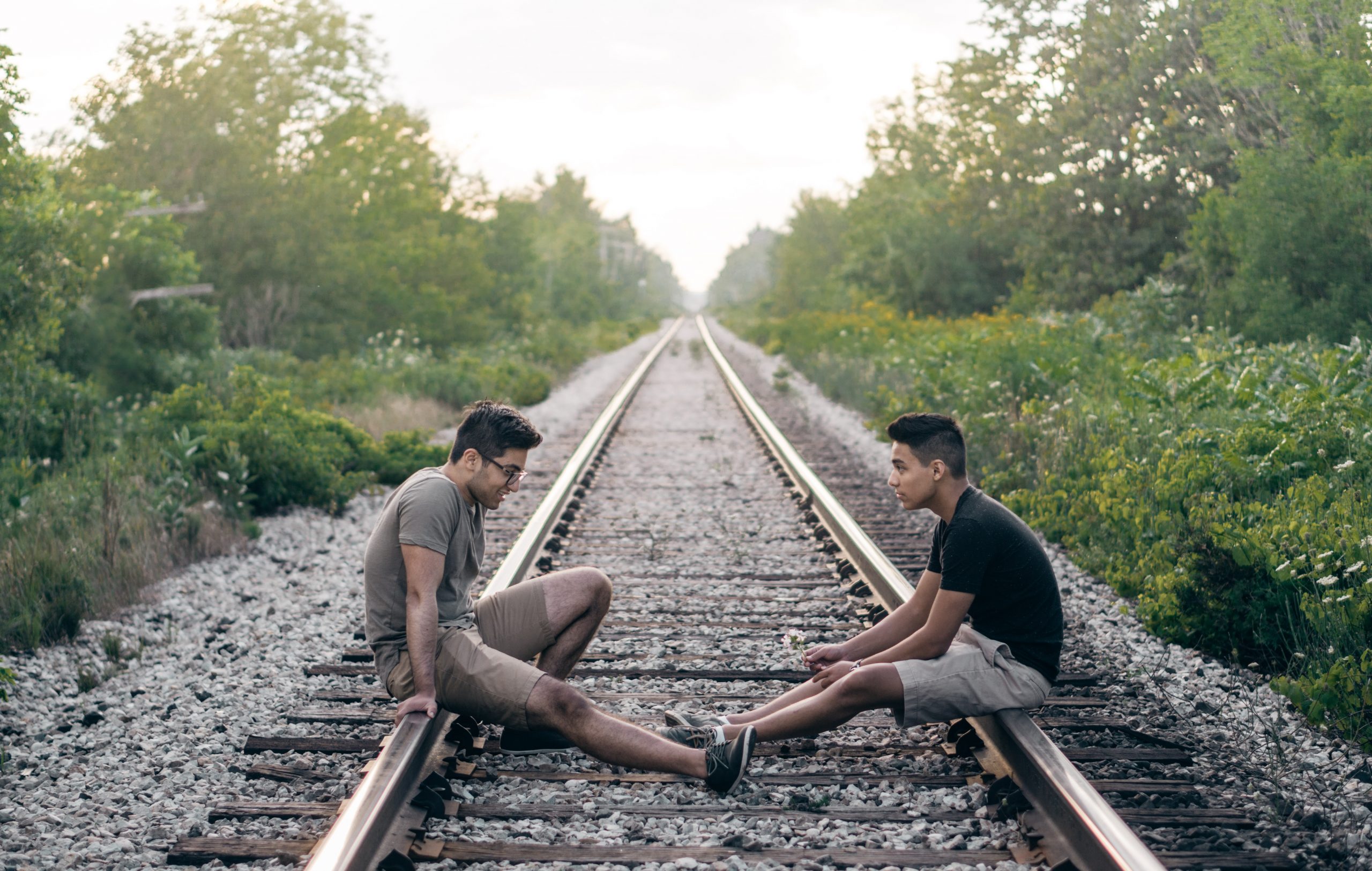 Turn towards. Том сидит на рельсах. Красивые фото поездов РЖД. Boy and girl on the Railway. 5 Steps towards a person.